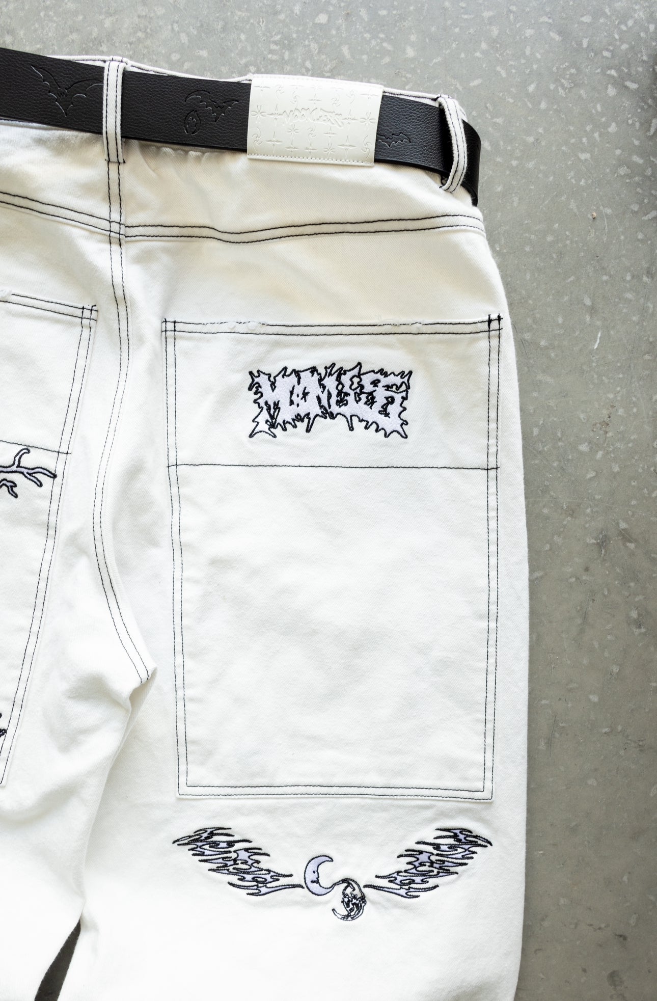 (PRE ORDER) WHITE POISON WORLD Baggy jeans