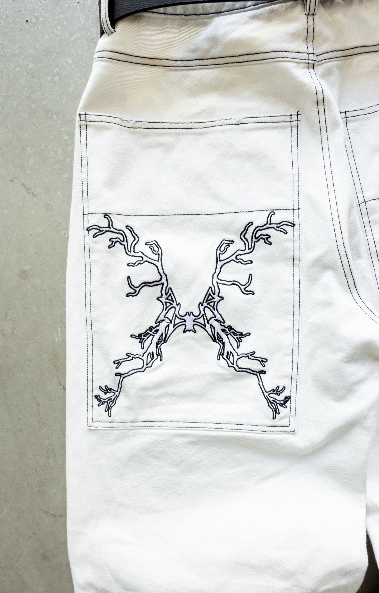 (PRE ORDER) WHITE POISON WORLD Baggy jeans