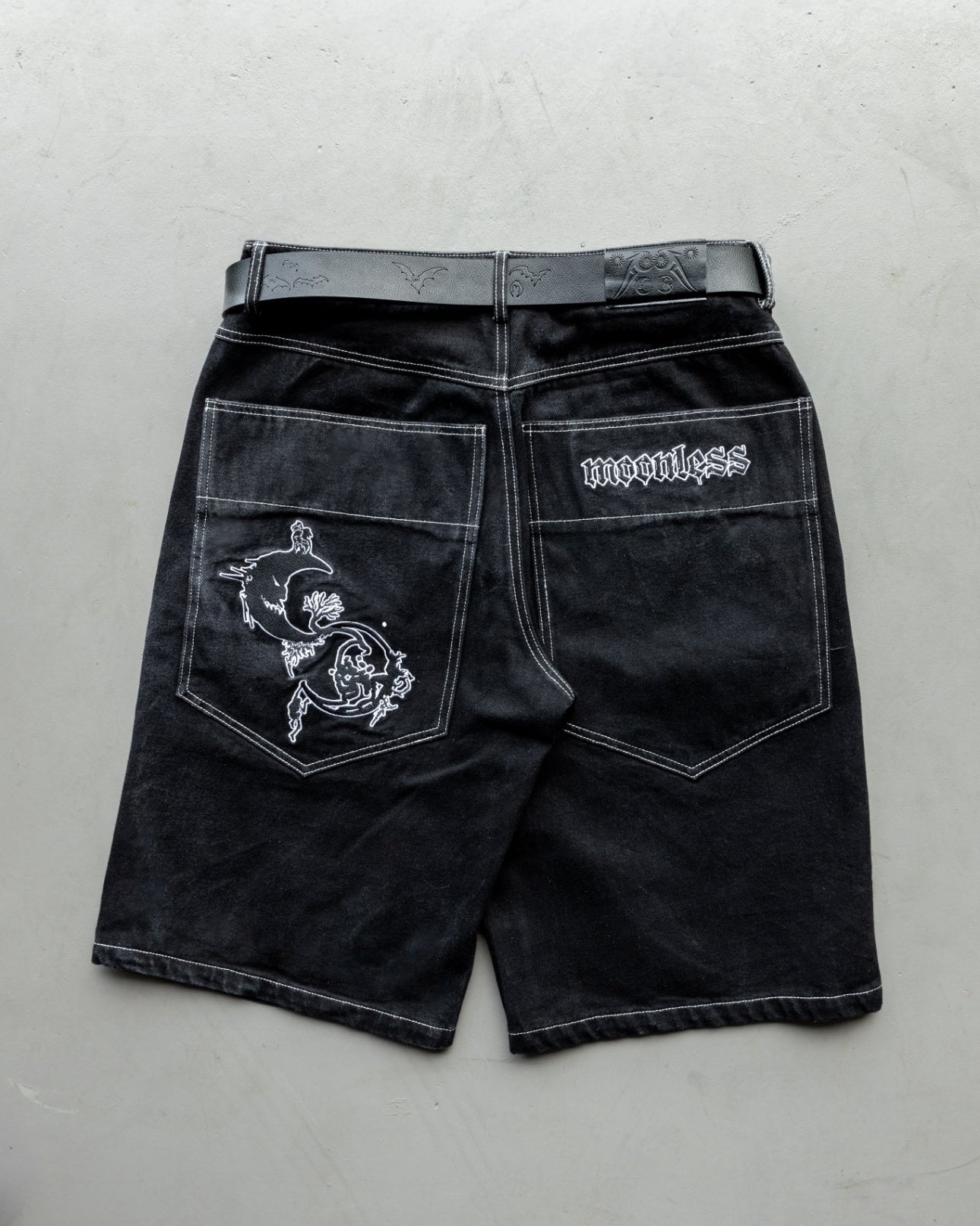 BLACK AND WHITE Moon Hunt - Jorts